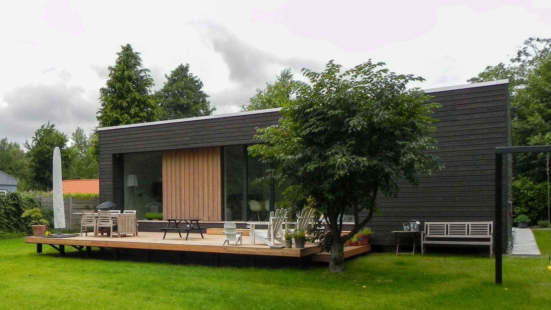 Passivhaus für eine vierköpfige Familie in der Nähe von Aarhus mit einer Kombifassade Lund 145 (schwarz) und Oslo 95 (felsengrau)