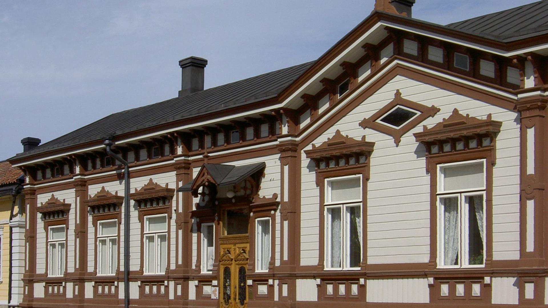 Sehr aufwendige Holzfassade mit sehr vielen Zierelementen - gesehen in Finnland.