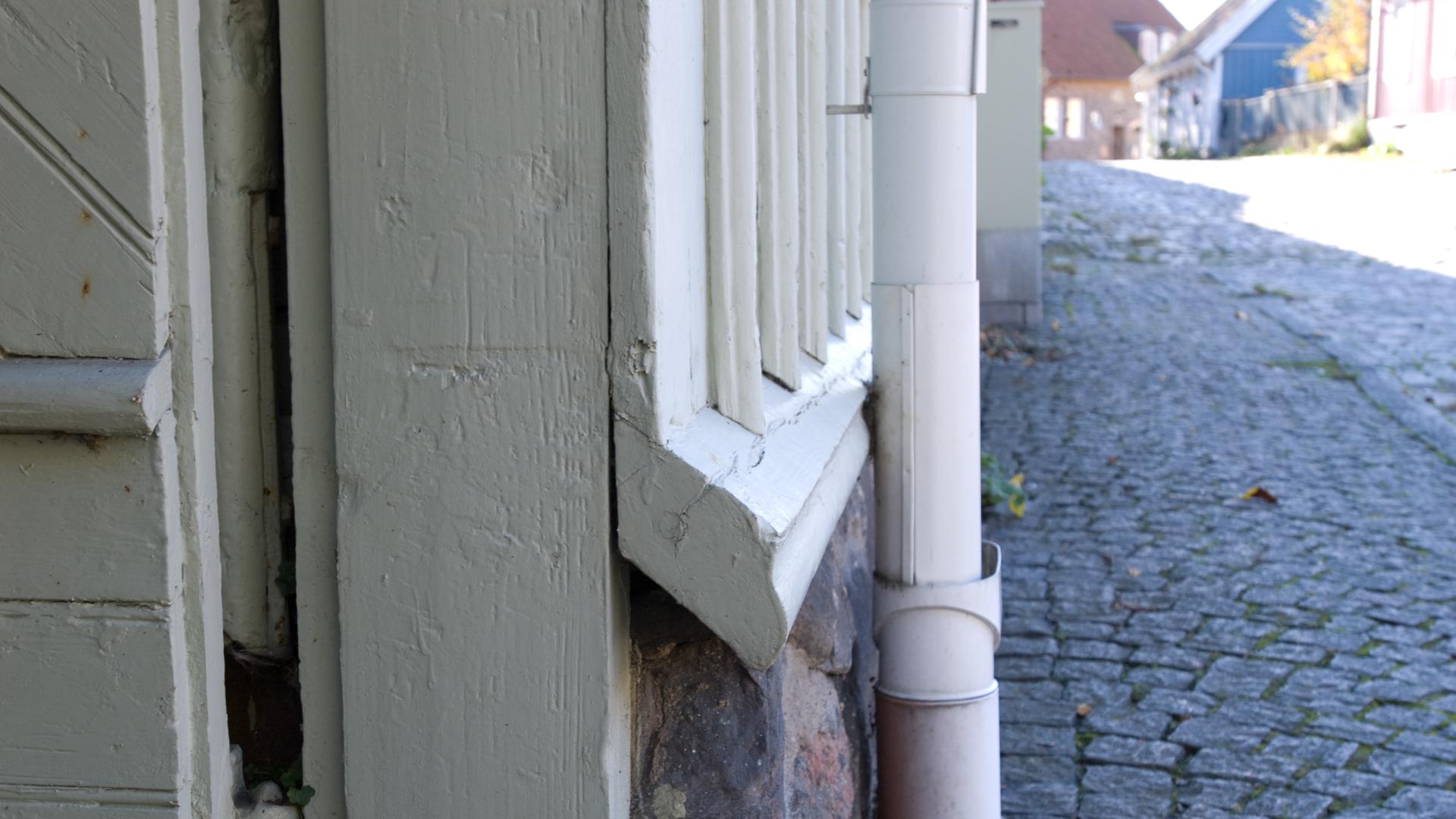 In Skandinavien sind Sockelleisten zum Schutz der Hirnholzflächen von vertikalen Fassaden weit verbreitet.