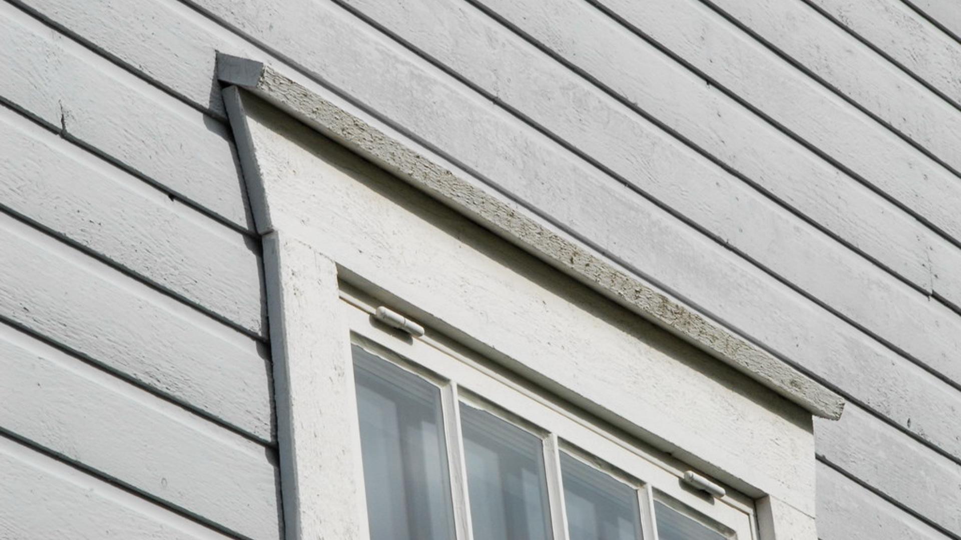 Fensteranschluss mit einem "Opferbrett" in einer horizontalen Fassade.